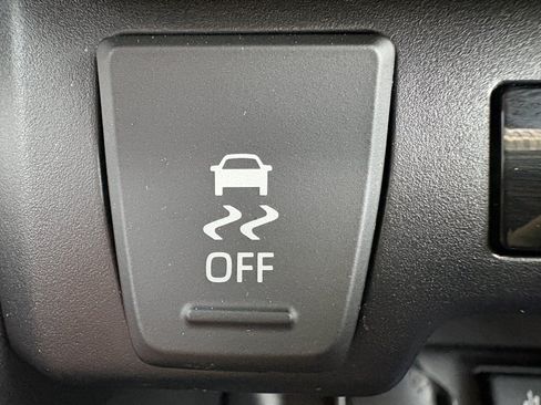 Used 2022 Toyota RAV4 LE AWD/4WD image 29
