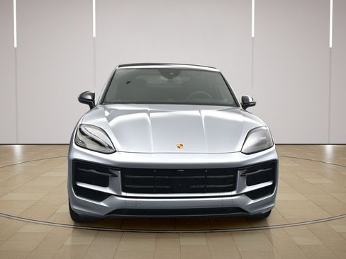 Certified 2025 Porsche Cayenne GTS AWD/4WD image 28