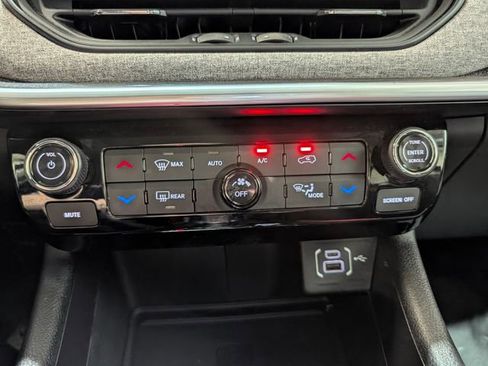 Used 2022 Jeep Compass Latitude w/ Sun and Sound Group AWD/4WD image 22