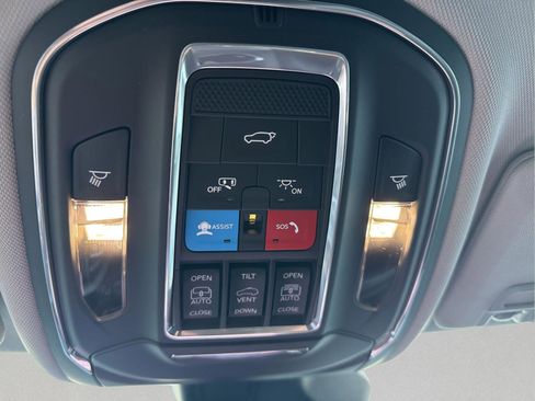 Used 2024 Jeep Grand Cherokee Limited w/ Black Appearance Package image 29