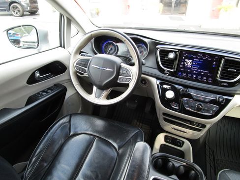 Used 2020 Chrysler Pacifica Limited image 8