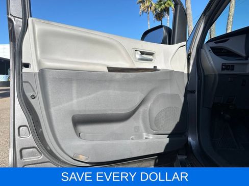 Used 2019 Toyota Sienna XLE w/ XLE Navigation Package FWD image 7