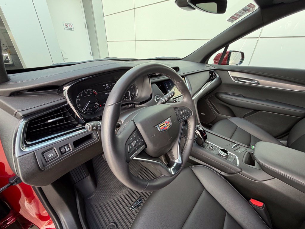 Used 2025 Cadillac XT6 Luxury FWD image 13