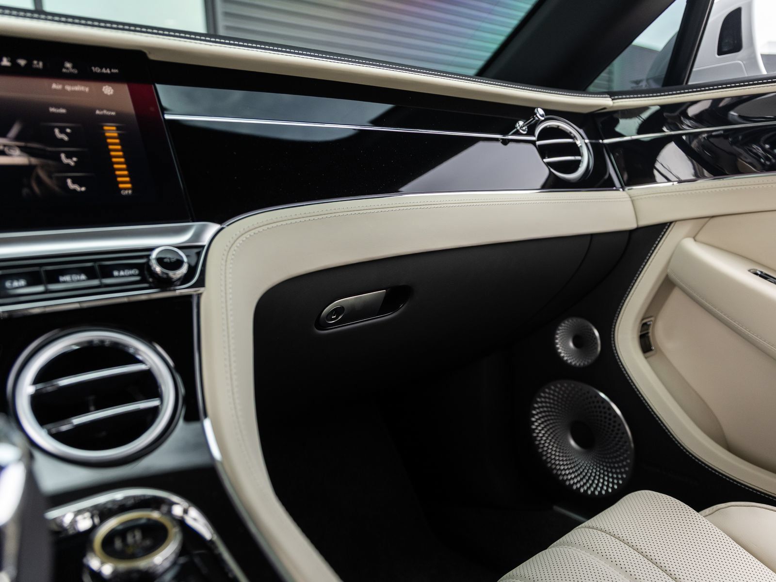 Used 2025 Bentley Continental GTC AWD/4WD image 39