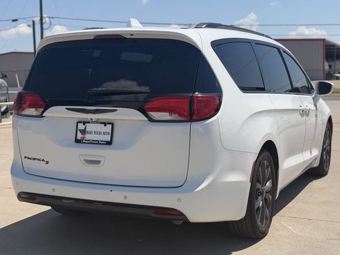 Used 2018 Chrysler Pacifica Touring-L Plus FWD image 6