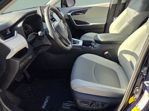 Used 2019 Toyota RAV4 XLE Premium FWD image 10
