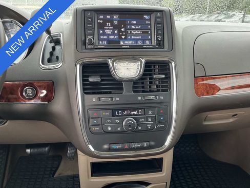 Used 2016 Chrysler Town & Country Touring w/ Driver Convenience Group FWD image 16