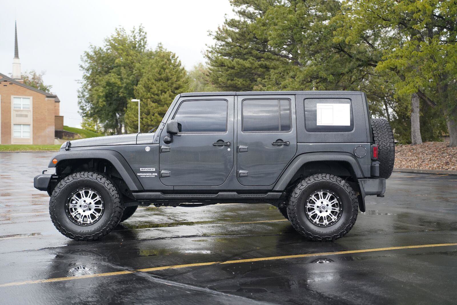 Used 2010 Jeep Wrangler Unlimited Sport AWD/4WD image 2