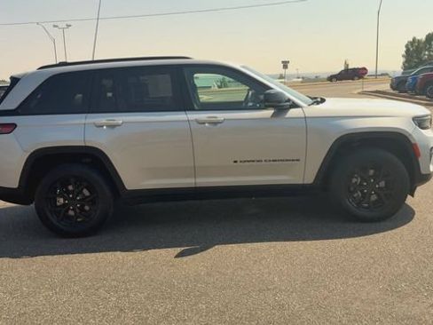 Used 2024 Jeep Grand Cherokee Altitude AWD/4WD image 9