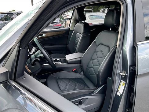Used 2025 Volkswagen Atlas SE FWD image 32