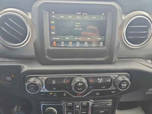 Used 2021 Jeep Wrangler Unlimited Sahara image 31