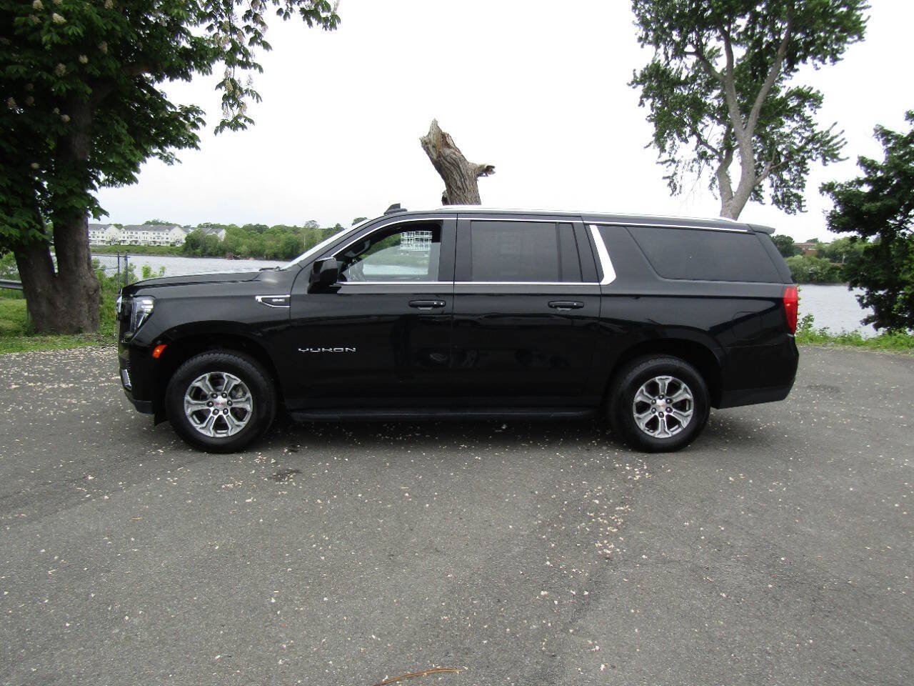 Used 2022 GMC Yukon XL SLE AWD/4WD image 3