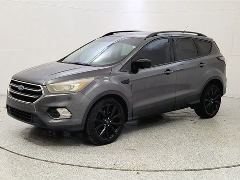 Used 2017 Ford Escape SE w/ SE Sport Appearance Package image 3