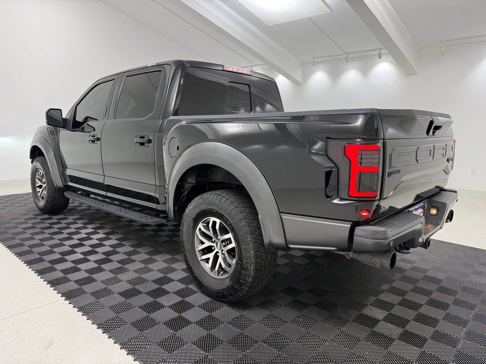 Used 2018 Ford F150 Raptor w/ Equipment Group 802A Luxury AWD/4WD image 4