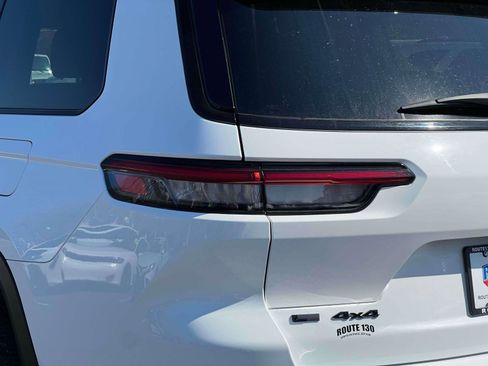 Used 2023 Jeep Grand Cherokee L Laredo image 8