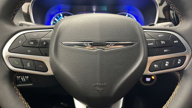 Used 2023 Chrysler Pacifica Pinnacle FWD image 16