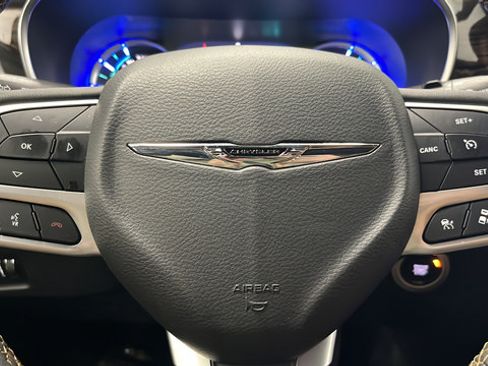 Used 2023 Chrysler Pacifica Pinnacle FWD image 16