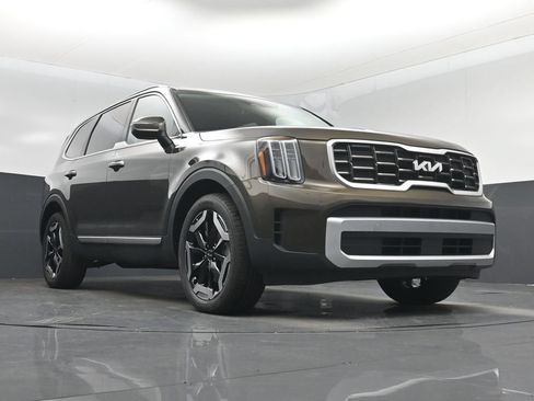 Certified 2025 Kia Telluride S FWD image 32