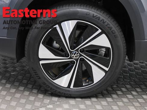 Used 2025 Volkswagen Taos SE AWD/4WD image 31