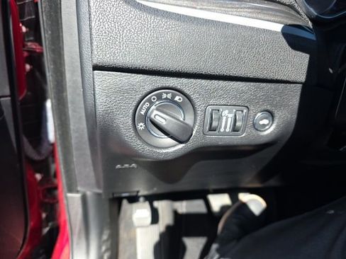 Used 2021 Chrysler 300 Touring w/ Chrome Appearance Package image 8