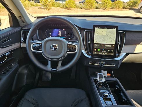 Used 2025 Volvo XC90 B6 Plus image 27