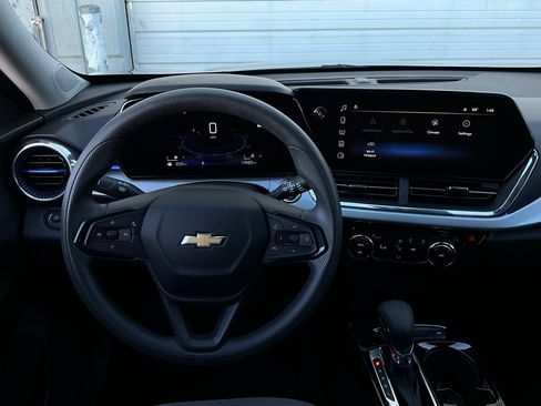 Used 2025 Chevrolet Trax LT image 13