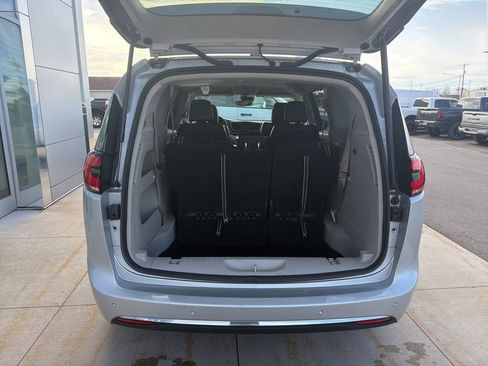 Used 2024 Chrysler Pacifica Touring-L FWD image 14