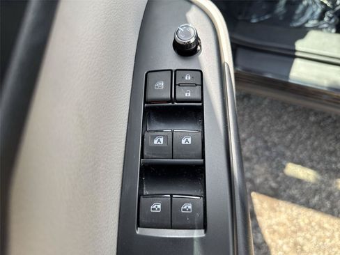Used 2018 Toyota Highlander XLE AWD/4WD image 13
