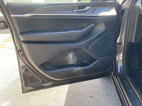 New 2025 Jeep Grand Cherokee Limited w/ Black Appearance Package image 9