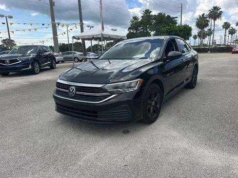 Used 2022 Volkswagen Jetta SE w/ Panoramic Sunroof Package FWD image 2