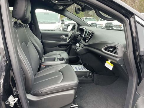 New 2026 Chrysler Pacifica Select image 15