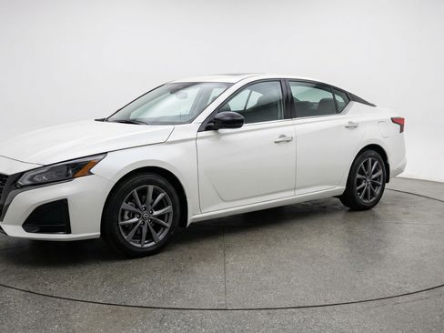 Used 2025 Nissan Altima 2.5 SV FWD image 3
