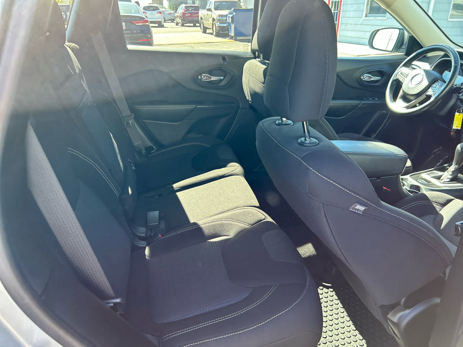 Used 2015 Jeep Cherokee Latitude w/ Cold Weather Group FWD image 22