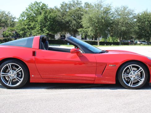 Used 2007 Chevrolet Corvette Coupe w/ Performance Package RWD image 23