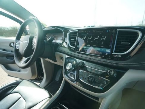 Used 2023 Chrysler Pacifica Limited image 32