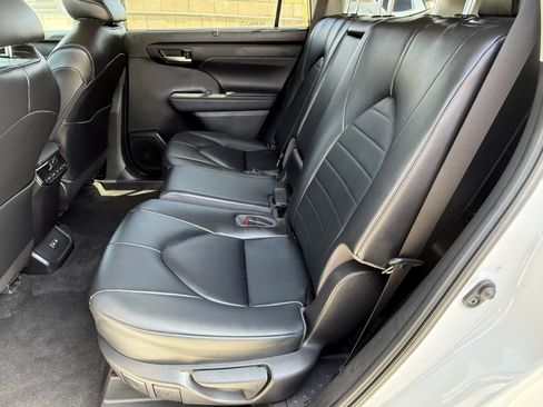 Used 2023 Toyota Highlander XLE FWD image 31