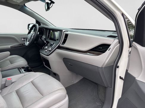 Used 2016 Toyota Sienna XLE Premium FWD image 47