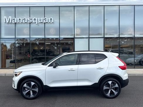 Used 2025 Volvo XC40 B5 Plus AWD/4WD image 2