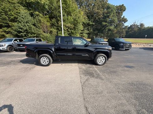 Used 2025 Toyota Tacoma SR5 w/ SR5 Upgrade Package AWD/4WD image 4