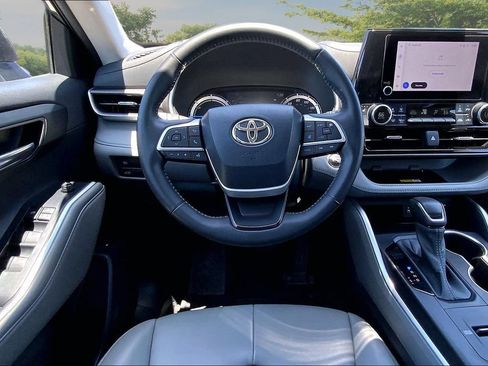 Used 2023 Toyota Highlander XLE AWD/4WD image 8