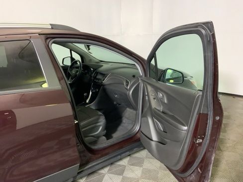 Used 2022 Chevrolet Trax LT w/ LT Convenience Package image 24