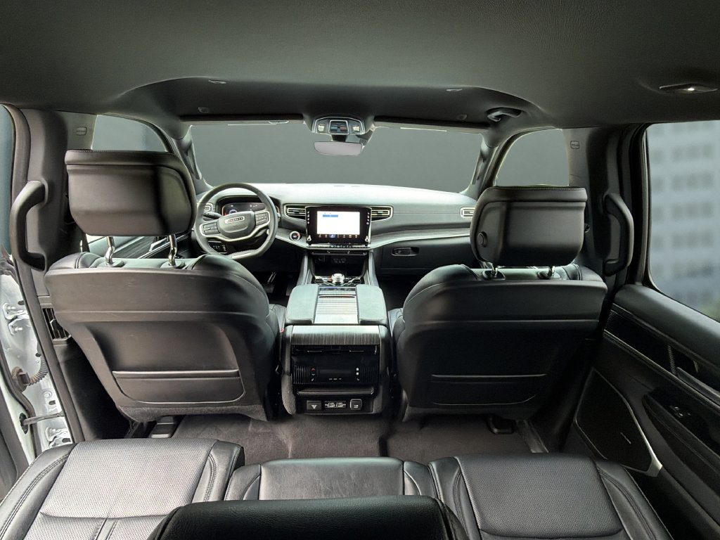 Used 2024 Jeep Wagoneer L Series III AWD/4WD image 22