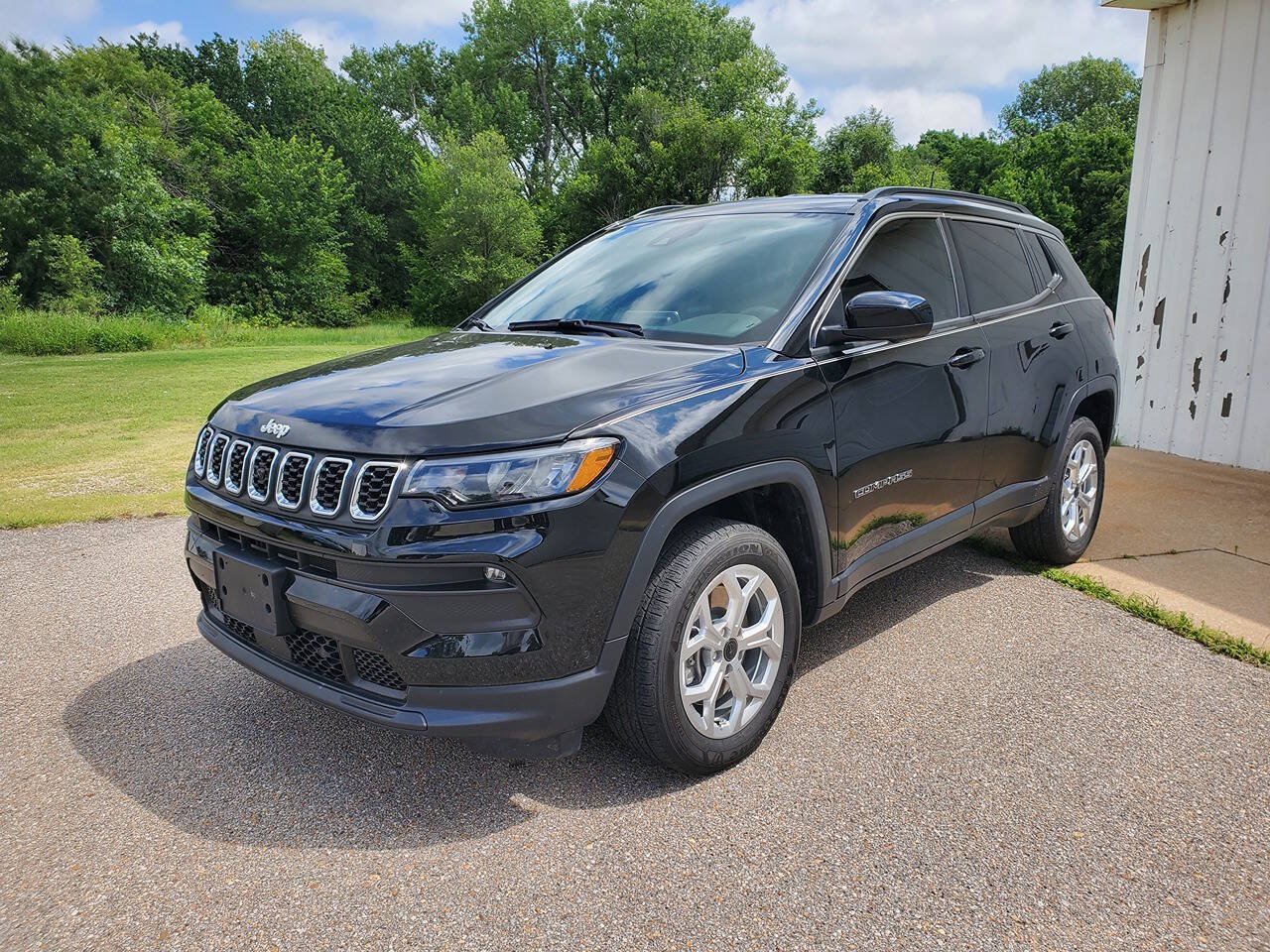Used 2025 Jeep Compass Latitude w/ Convenience Group AWD/4WD image 2