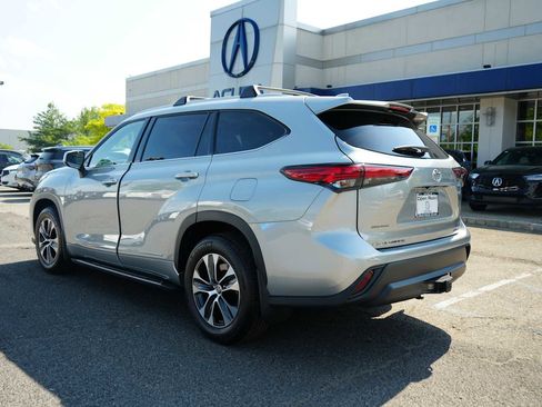Used 2022 Toyota Highlander XLE AWD/4WD image 5