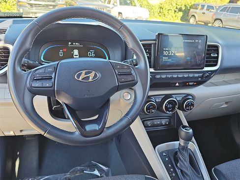 Used 2023 Hyundai Venue Limited image 15