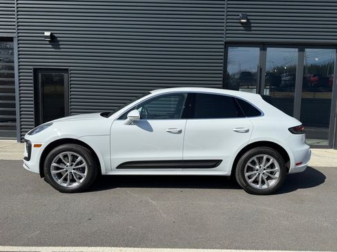 Certified 2025 Porsche Macan image 2