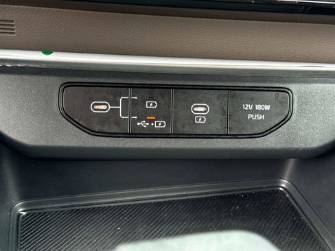 Used 2025 Kia Carnival FWD image 25
