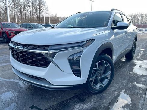 Certified 2024 Chevrolet Trax LT w/ Driver Confidence Package image 1