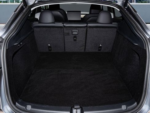 Used 2024 Tesla Model Y Long Range image 9