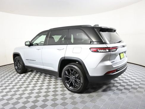 Used 2025 Jeep Grand Cherokee Limited w/ Trailer Tow Package AWD/4WD image 4